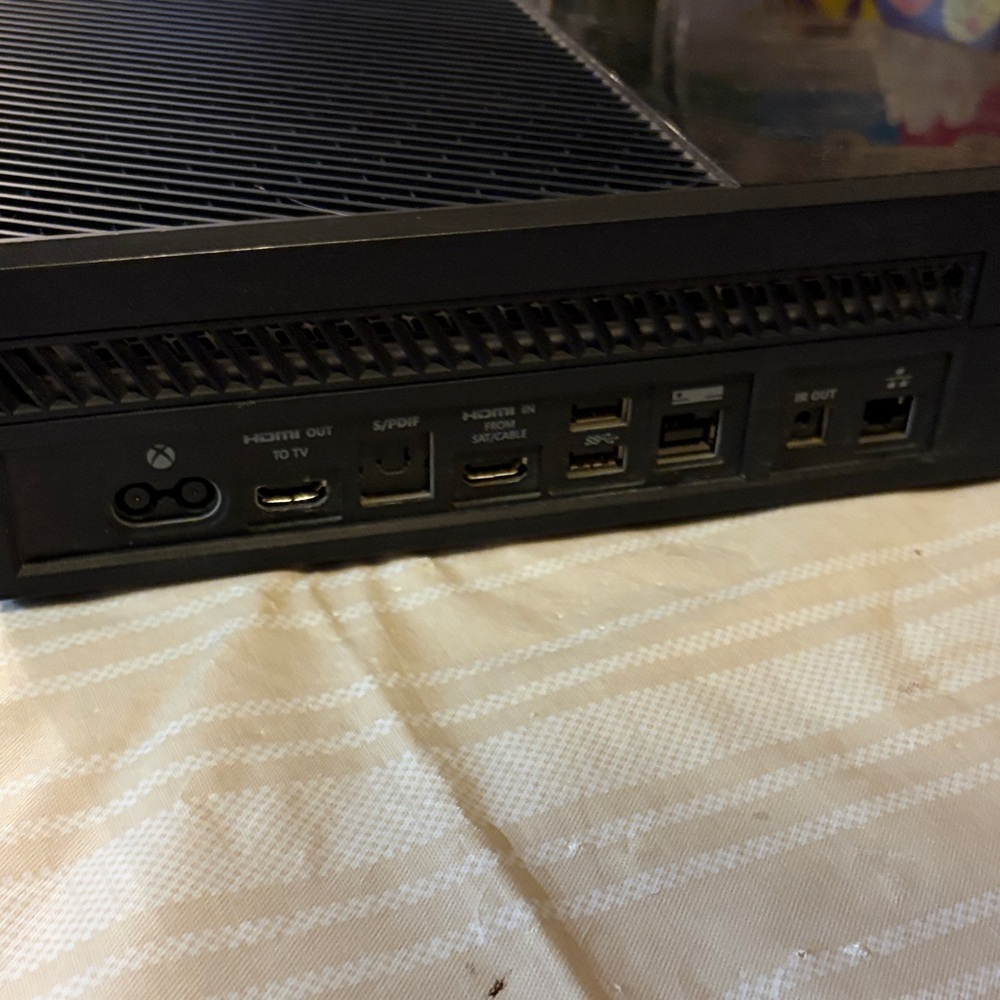 Xbox One Gaming Console, cord and 2 controllers - Picture 4 of 6